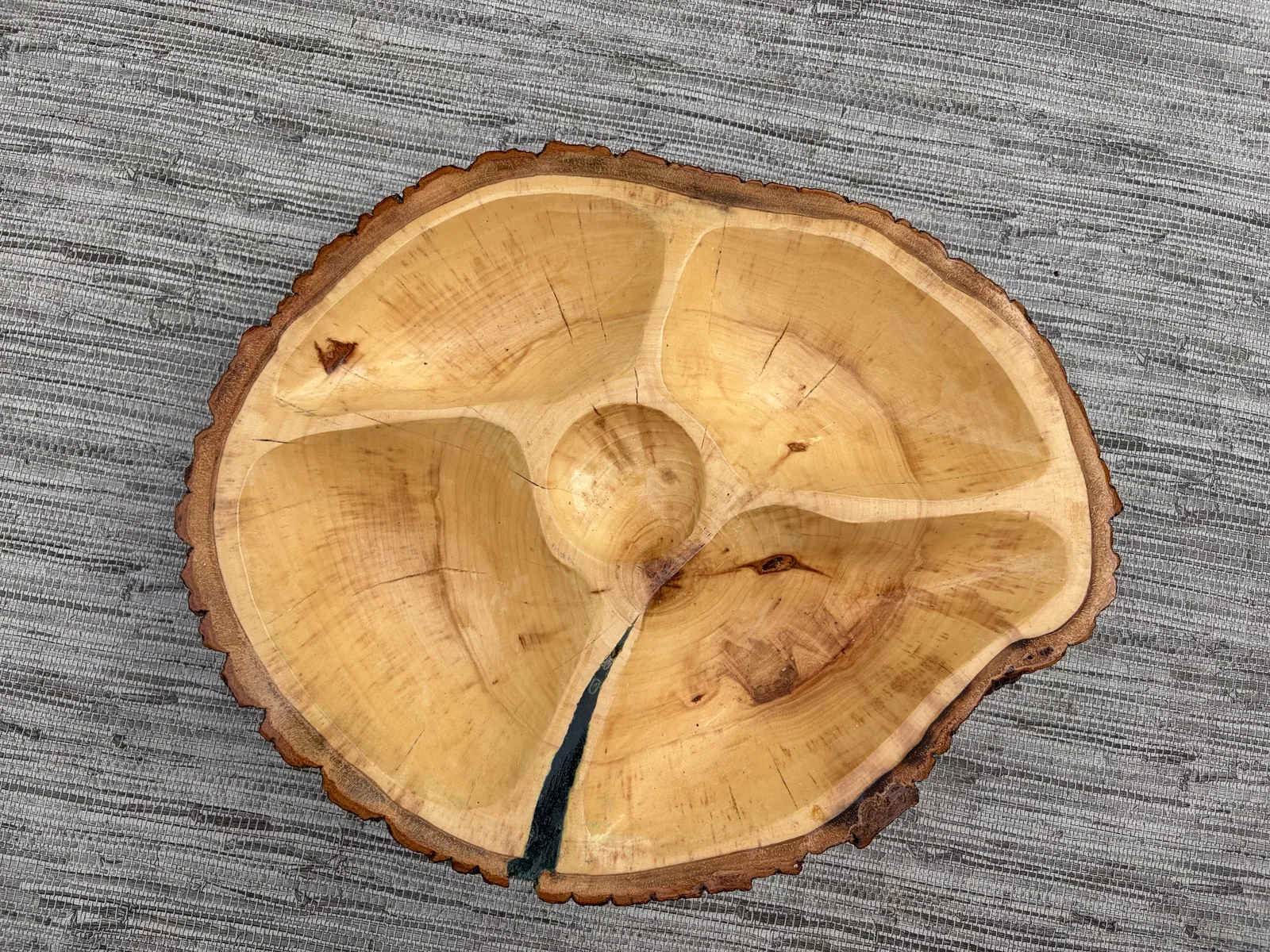 Natürliche Holzmaserung und Rindenkante einer runden Form